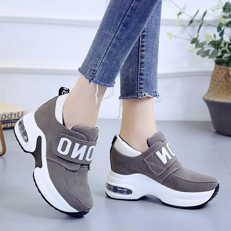 

Hook and loop low-end women's shoes 2019 autumn Korean version of thick-soled muffin girl shoes increased leisure sports shoes