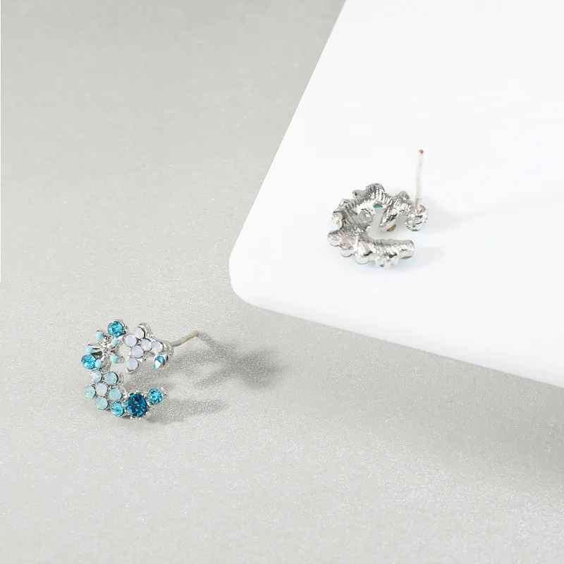 Милые шикарные маленькие серьги-гвоздики с голубыми кристаллами в форме цветка