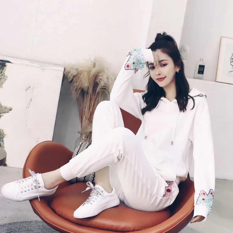 

Sets 2021 Hooded Autumn Winter Fashion Sweatshirts Set Women Sequined Floral White Pullovers+Skinny Pants & Capris Sets Casual