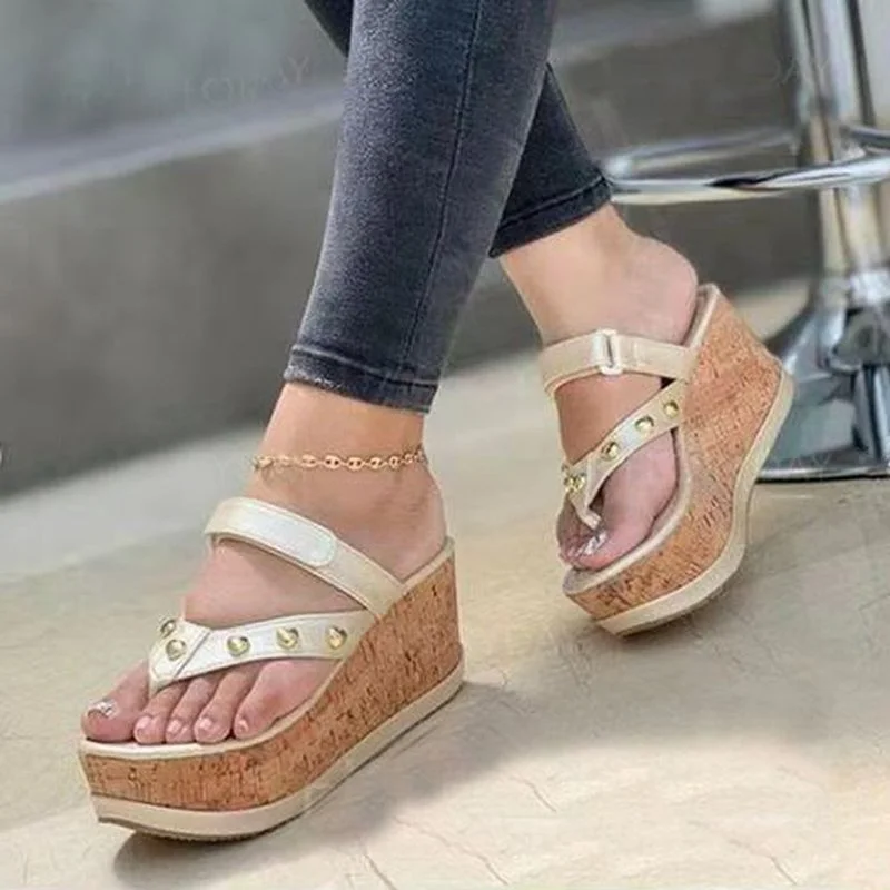 

Women's Platform Sandals Flip Flops Summer Fashion Rivet High Heels Lightweight Comfortable Beach Shoes Summer Casual Shoes 2021