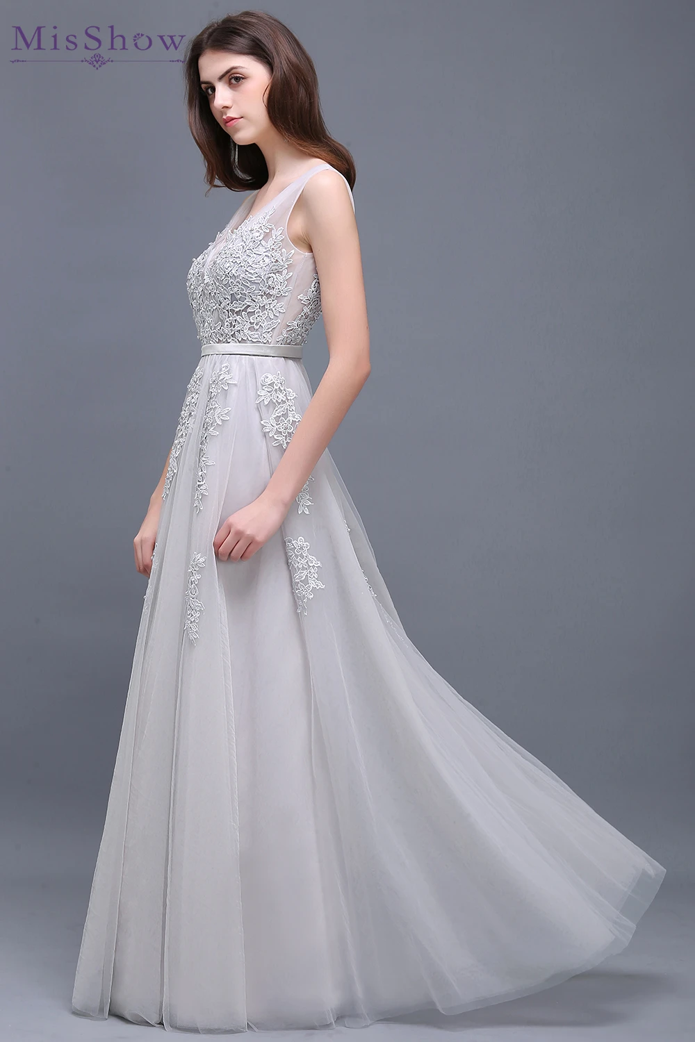 Женское длинное вечернее платье без рукавов серебристое кружевное