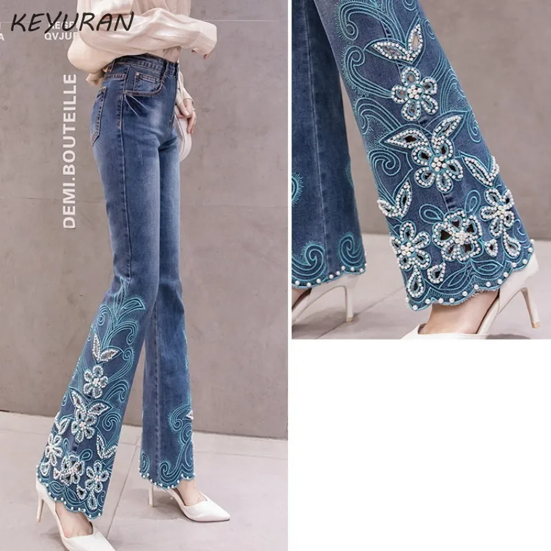 Выдалбливают Бисер цветочной вышивкой синие джинсы с высокой талией