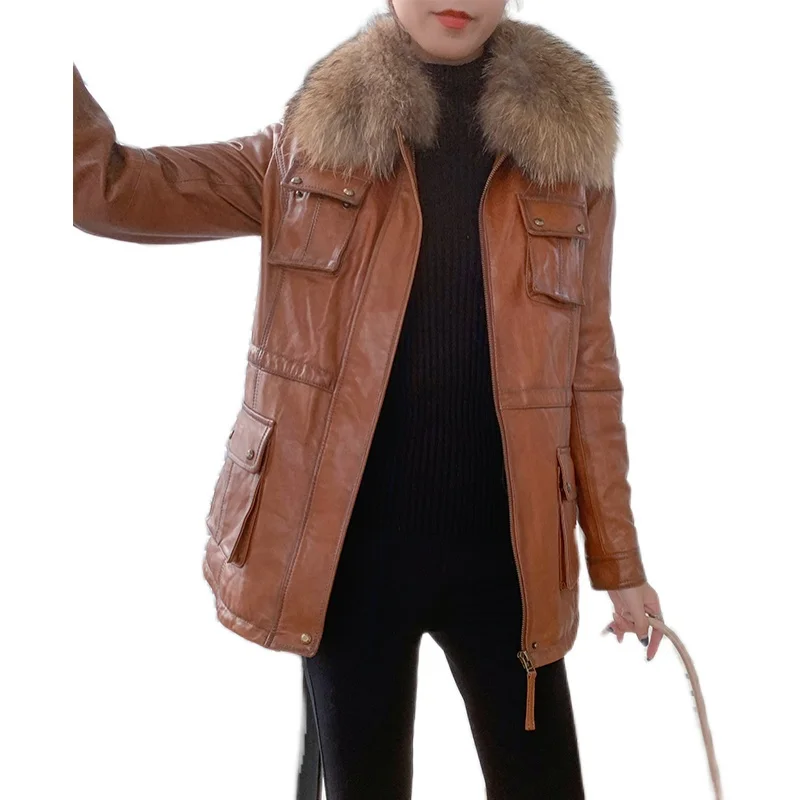 Женский пуховик из 80% натуральной овечьей кожи с воротником меха енота | Женская