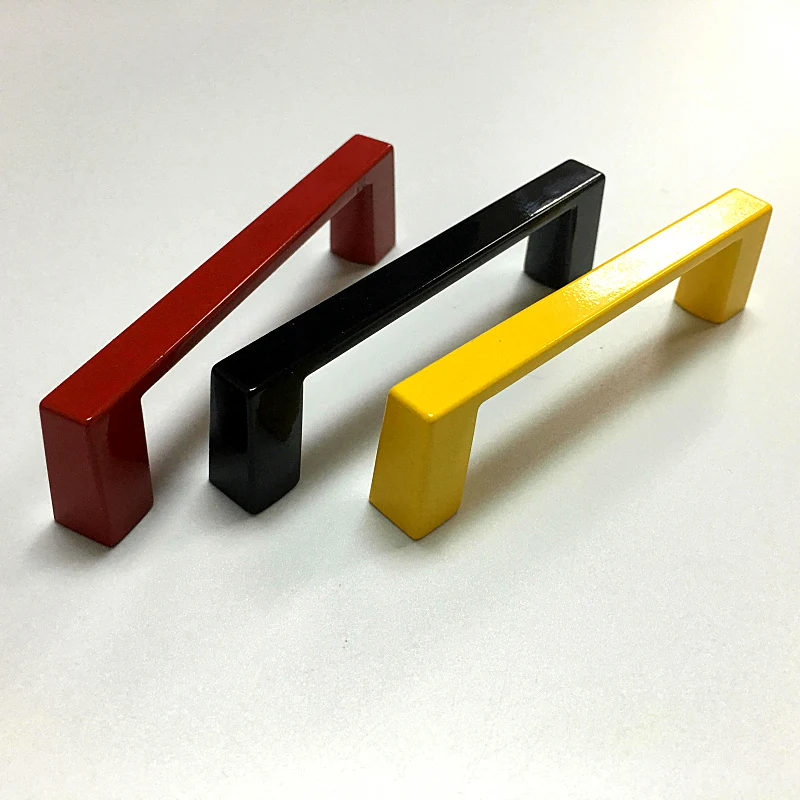 Квадратная ручка для шкафа в современном минималистичном американском стиле