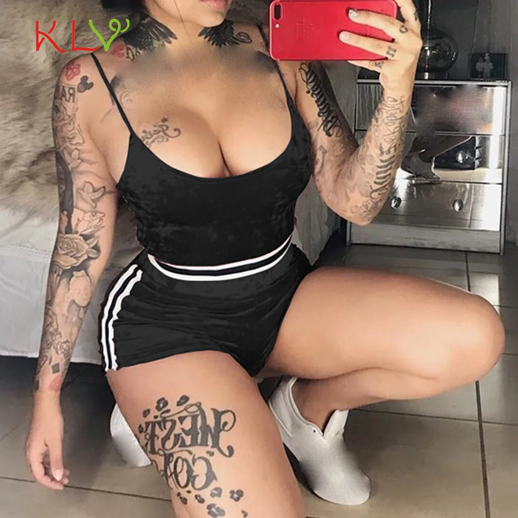 Женский Бархатный спортивный костюм облегающий из двух предметов укороченный