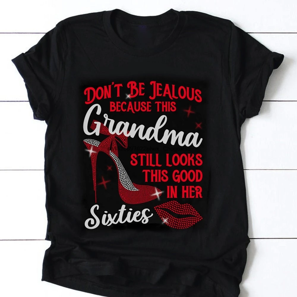 Женские не завидуют потому что эта бабушка все еще выглядит так хорошо в своих