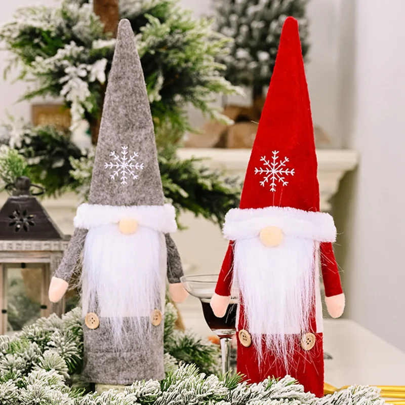 Лесная безликая кукла старика со снежной шляпой набор бутылок вина