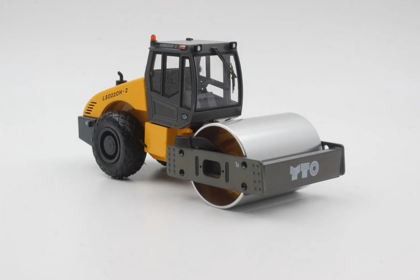 

Коллекционная модель игрушек в масштабе 1/35 YTO LSD220H-2 Road Roller
