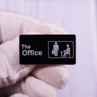 Классическая эмалированная булавка для офисного ТВ-шоу, забавный значок с буквами, модные ювелирные украшения, аксессуары, подарок