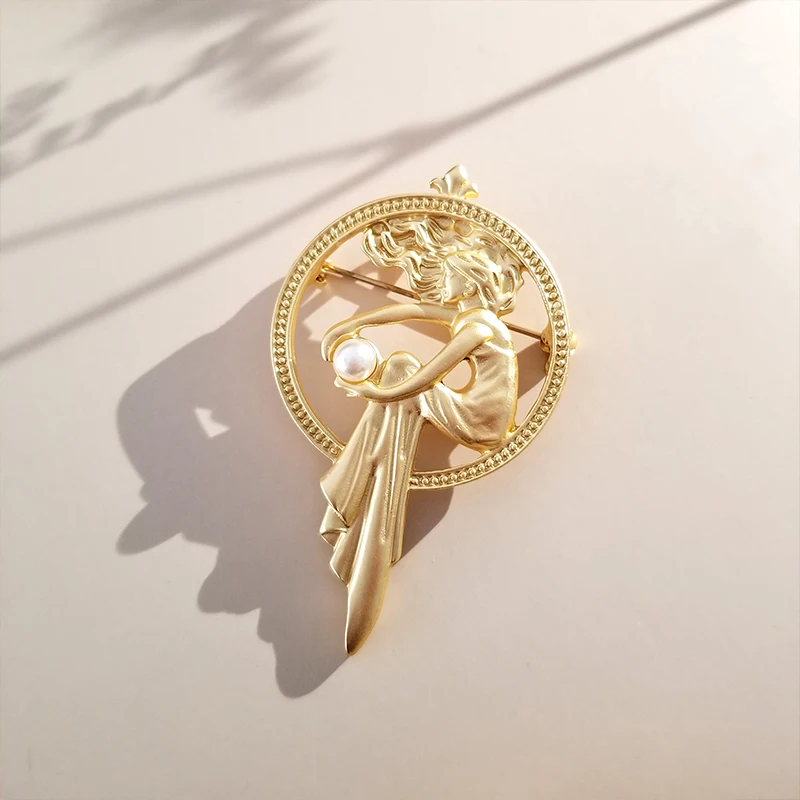 

Golden Palace Brooches Frame Relief Portrait Vintage Design Badges Jewelry Women Girl Party Weeding Gifts