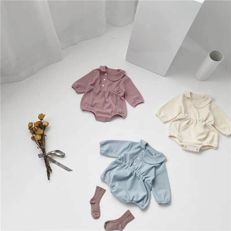 Мягкий хлопковый комбинезон с длинными рукавами и отложным воротником для