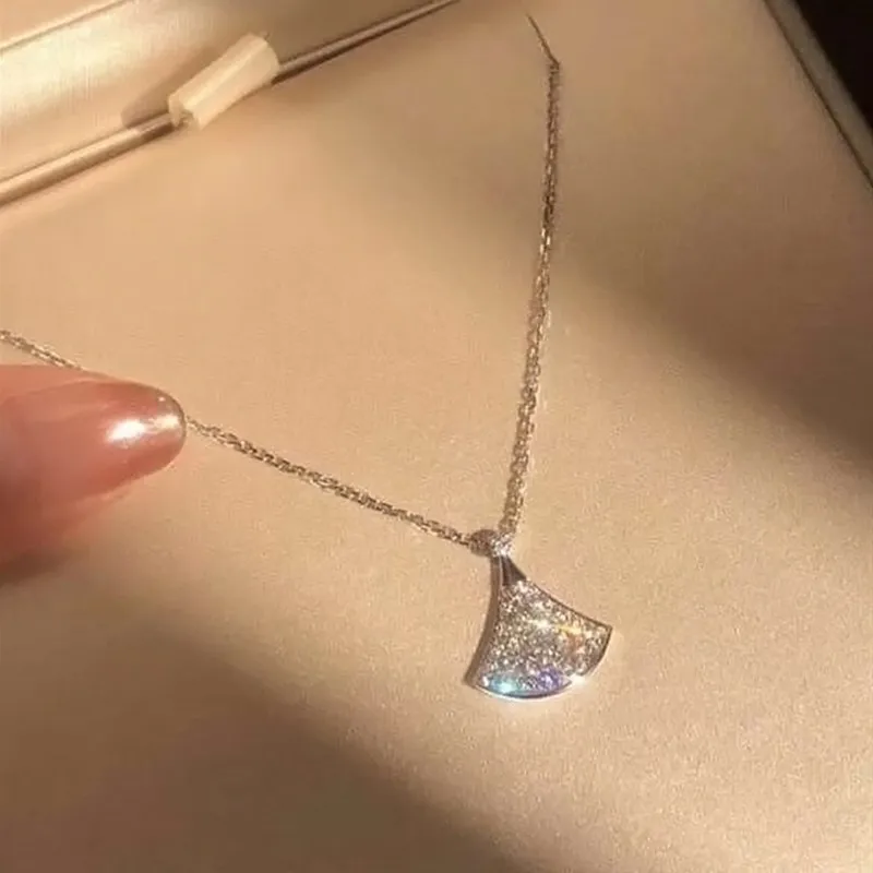

2021 New 24K Rose Gold Necklace Full Diamond Clavicle Chain Female Necklaces Small Skirt Fan-shaped Wedding Birthday Gift