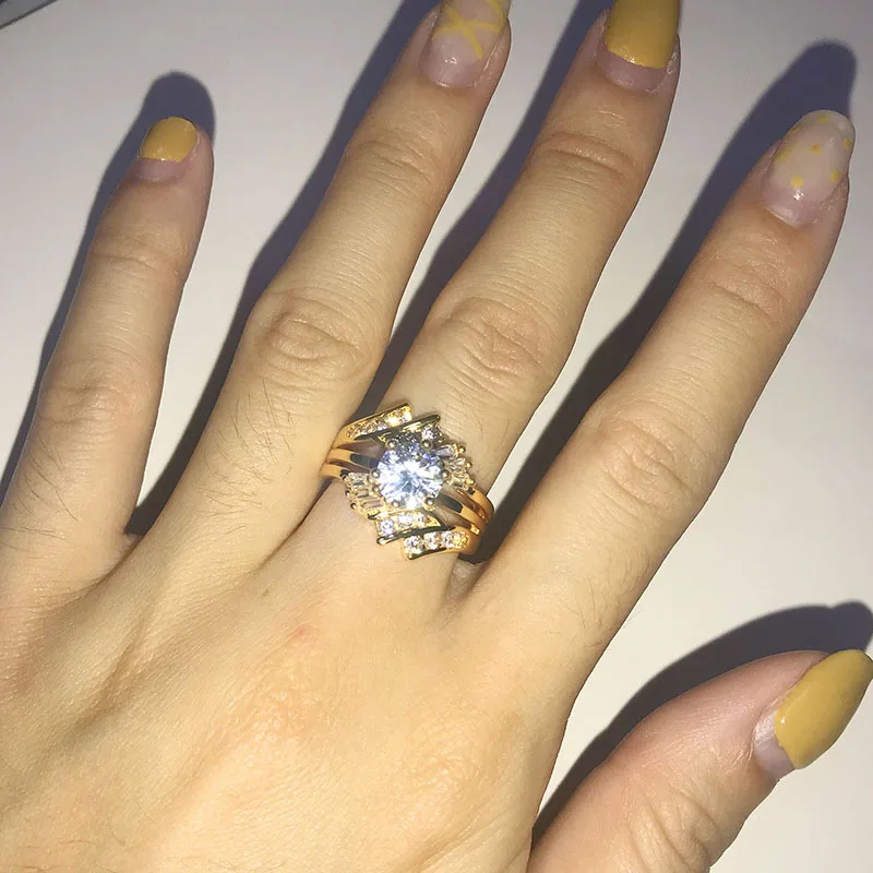 Женское кольцо с цирконом золотистого цвета | Украшения и аксессуары