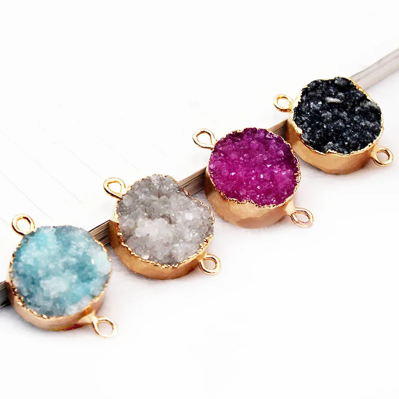 Круглый натуральный камень золотого цвета с украшением в виде кристаллов зуб