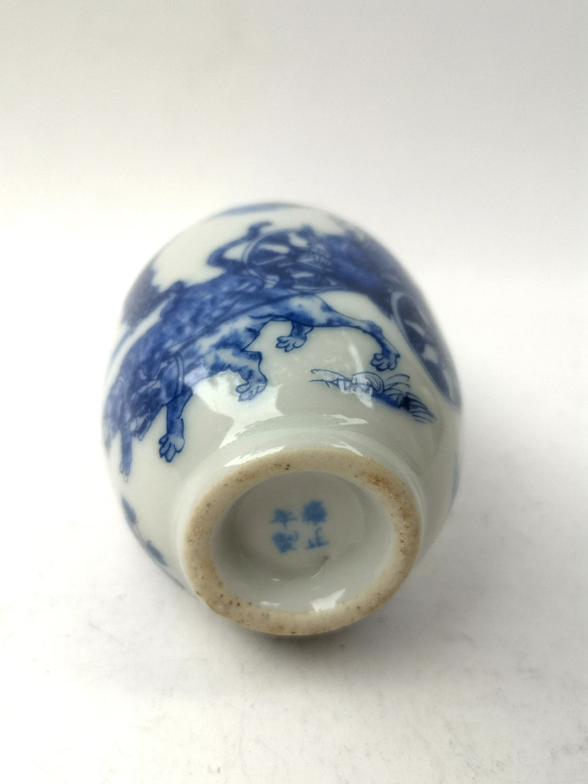 

YIZHU CULTUER ART Collection Chinese Old blue-and-white Porcelain Bullock-cart Figure Snuff Bottle Family Decoration Gift
