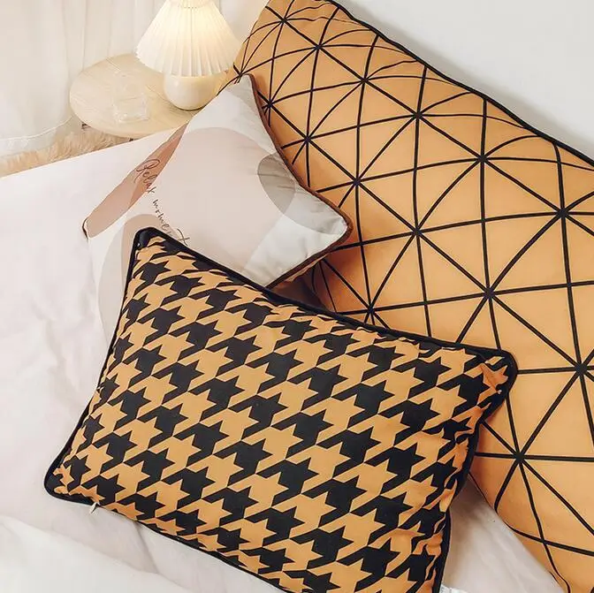 Чехол для подушки "Модный черно-белый гусиный платок" из бархата с оранжевой боковой стороной для дивана или кровати.