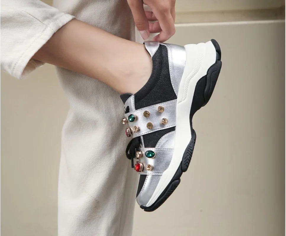 Женские кроссовки из натуральной кожи со стразами и круглым носком повседневная