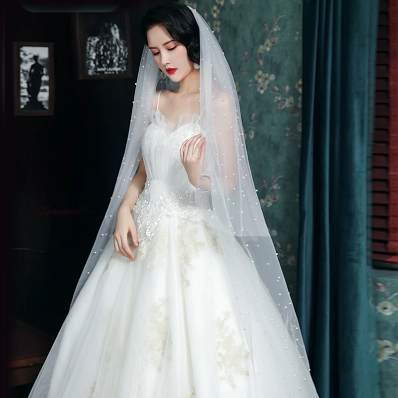 Белая двухслойная короткая свадебная вуаль с расческой расшитая блестками фата