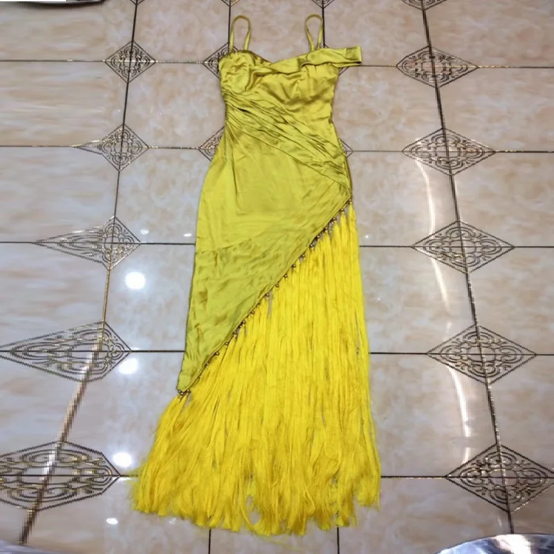 Женское атласное платье с открытыми плечами длинное вечернее высоким разрезом и