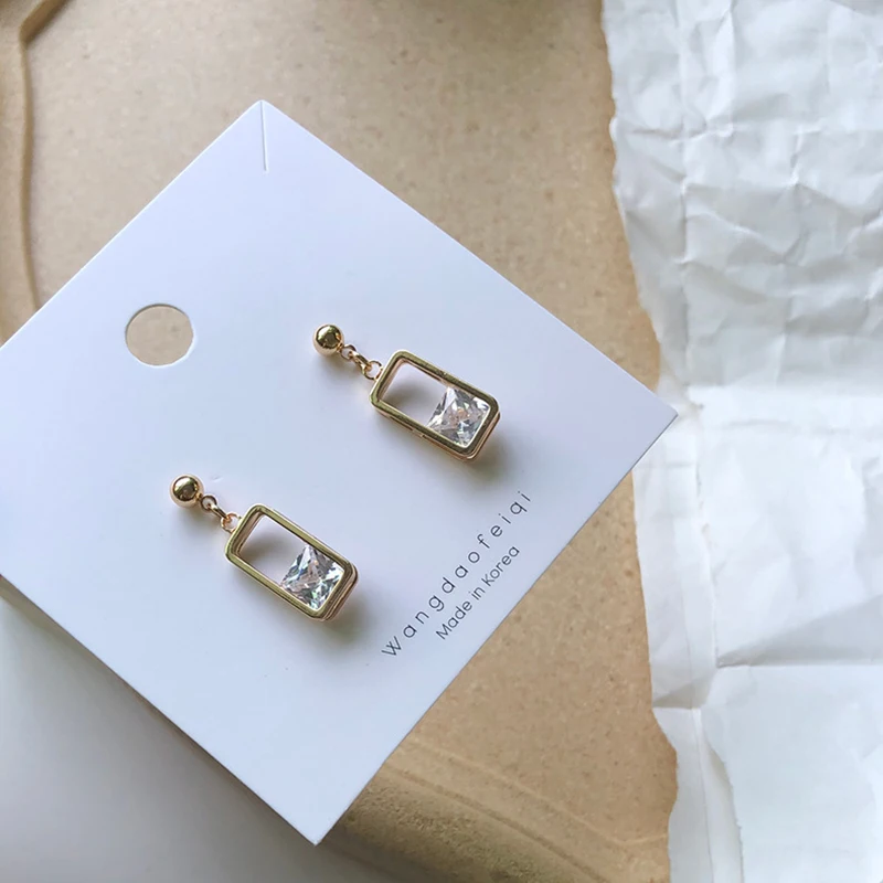 Модные минималистичные квадратные серьги с фианитами золотого цвета