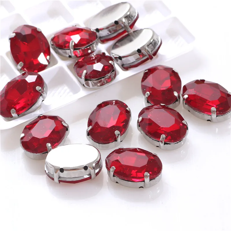 Стеклянные стразы овальной формы с кристаллами пришивные серебряным креплением