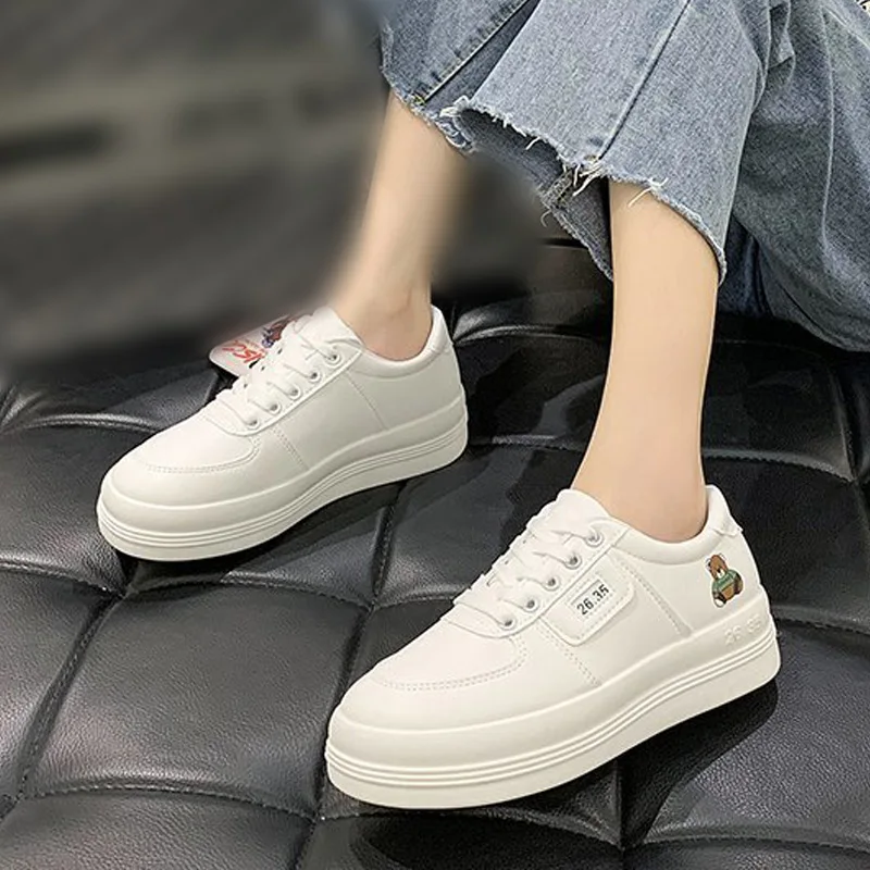 

Кроссовки женские на плоской подошве, однотонные кожаные лоферы, на шнуровке, на платформе, с мультяшным медведем, классические удобные бел...