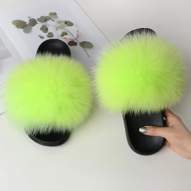 Fluorescent green Модные женские шлепанцы с пушистым лисьим мехом; сандалии с мехом енота; Вьетнамки с мехом; домашние тапочки на плоской подошве; Женская потрясающая пушистая обувь - Цвет: Fluorescent green