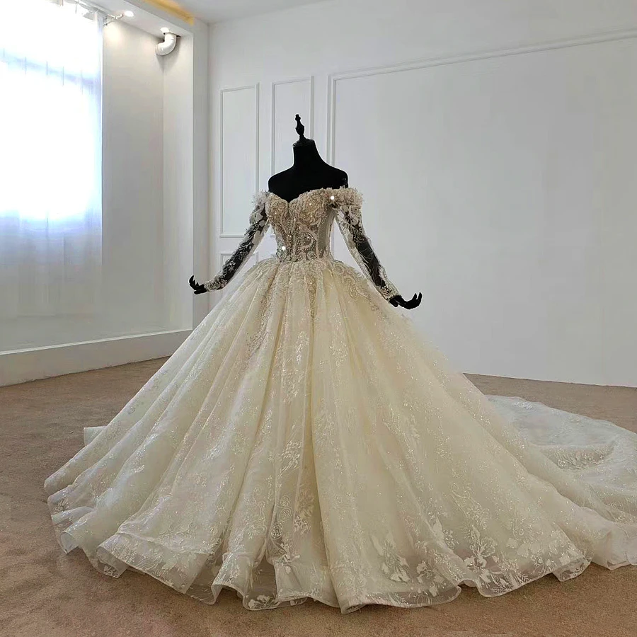 Женское платье с открытыми плечами и длинными рукавами украшенное бисером