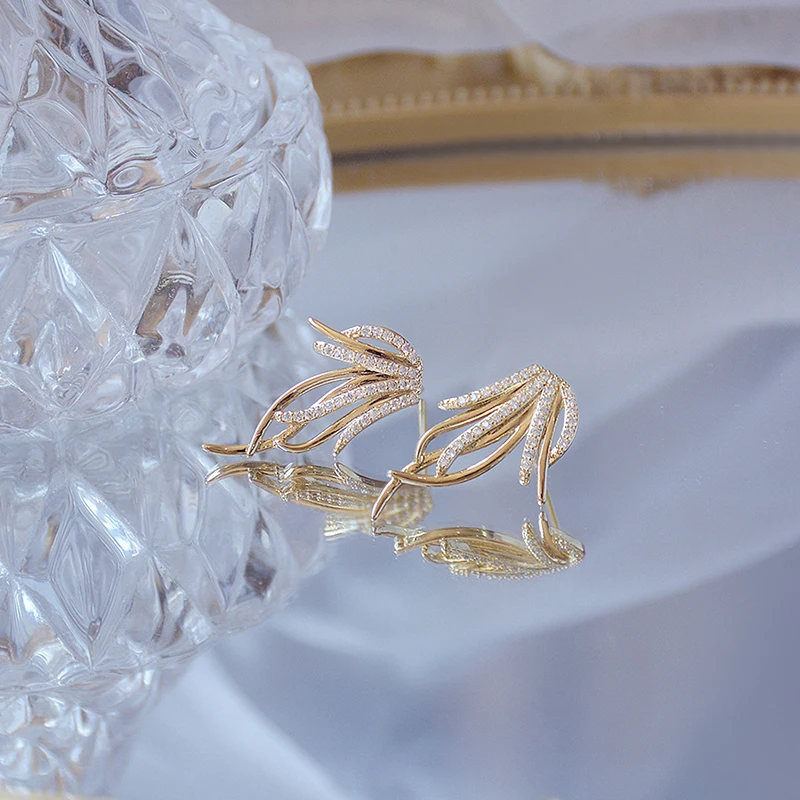 

Ins Hot Sale Sway Leaves Gothic Earring Mirco Inlaid Zirconia Temperament Stud Earrings Anti-allergy Delicate Feminia Brincos