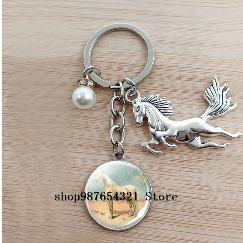 Брелок с изображением животных бегущей лошади из стекла кабошоном на сумку