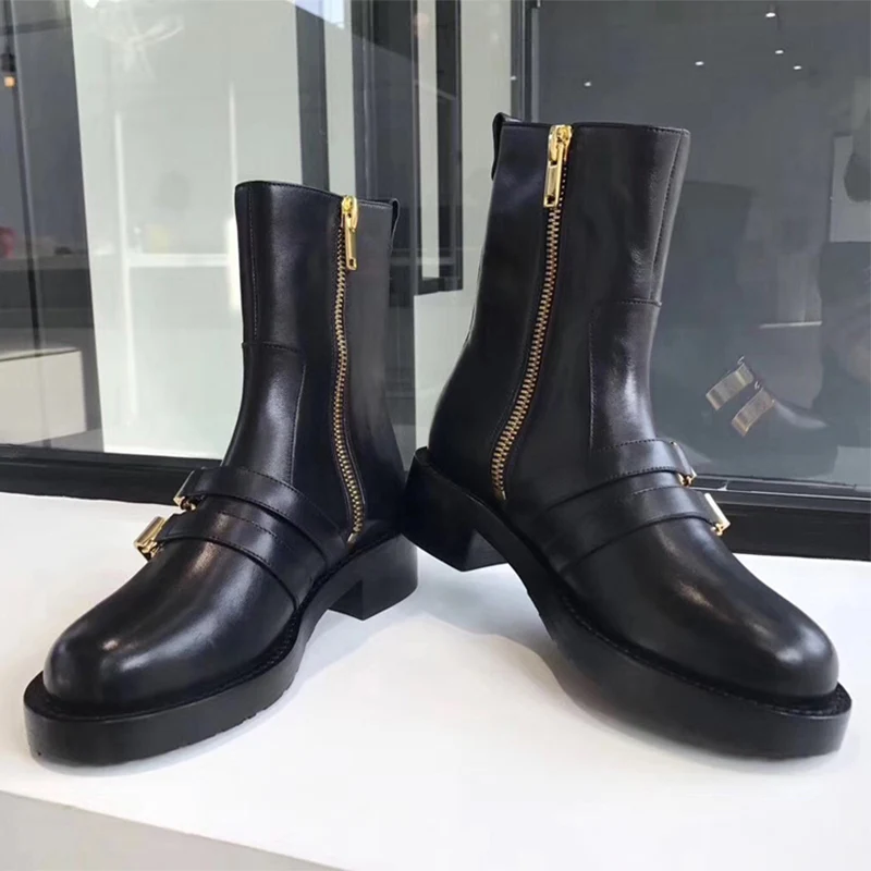 Женские сапоги средней длины с боковой молнией черные двумя металлическими