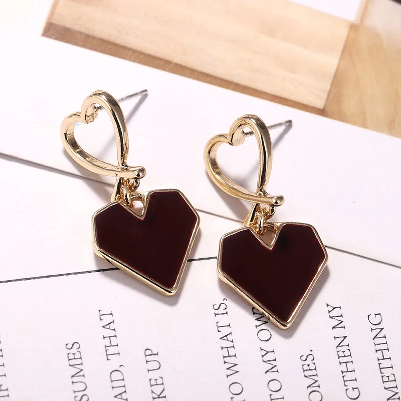 Жаркое время красного цвета с надписью love Серьги гвоздики простые красивые