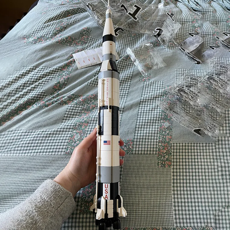 Креативная модель космического перевозчика Apollo Saturn ракета с пусковой башней