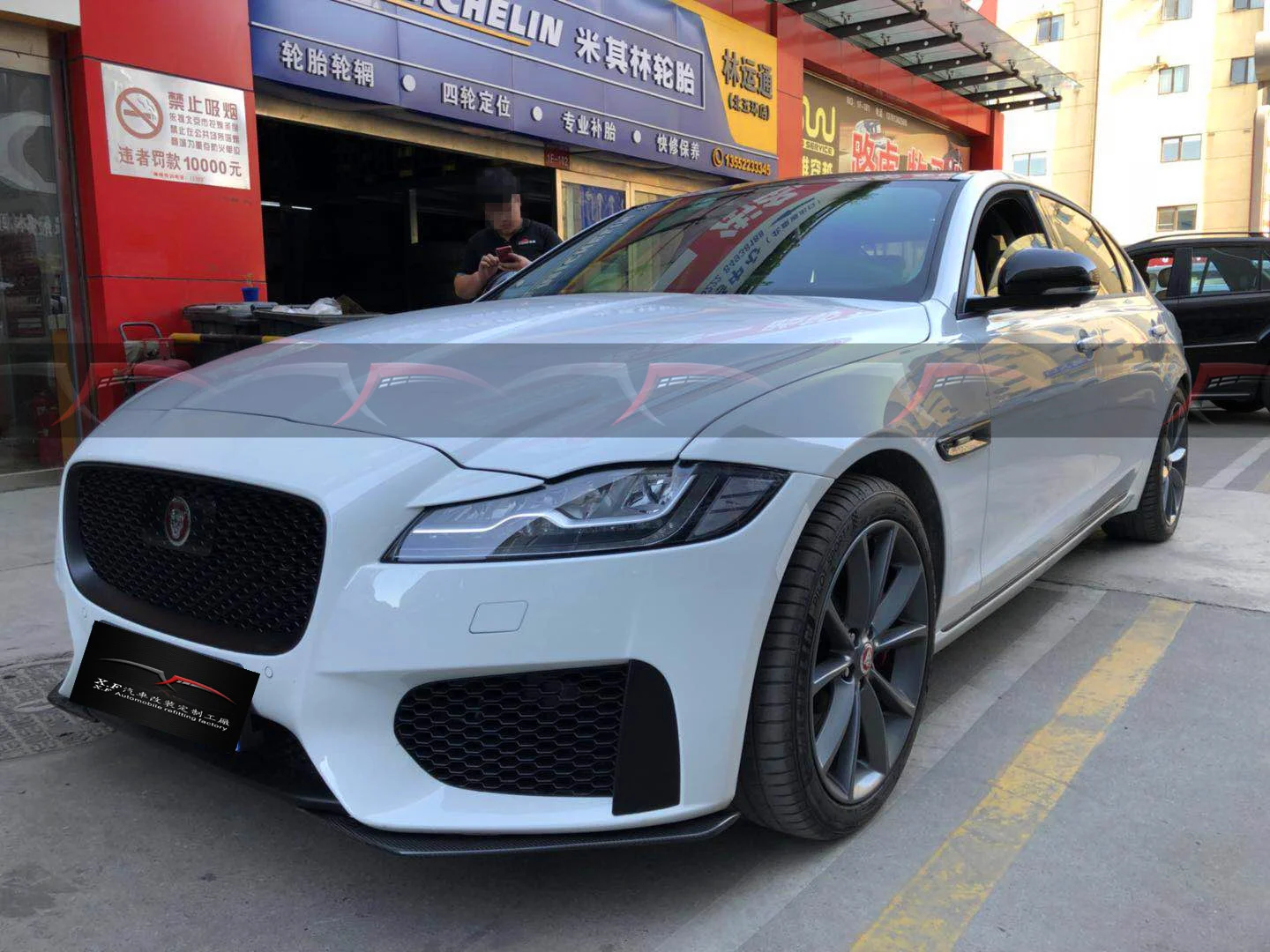 

Подходит для Jaguar Xf Xfs модернизированное углеродное волокно губа Передняя обмотка угловая крышка Средний хвост четыре выпускных клапана вых...