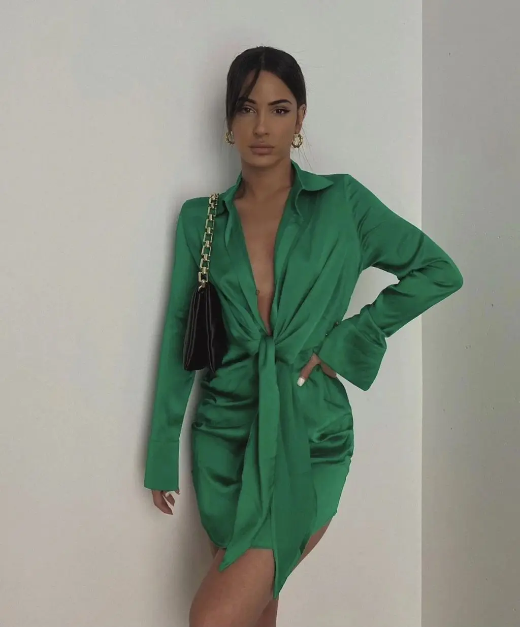 Платье женское атласное мягкое с V образным вырезом элегантное короткое офисное