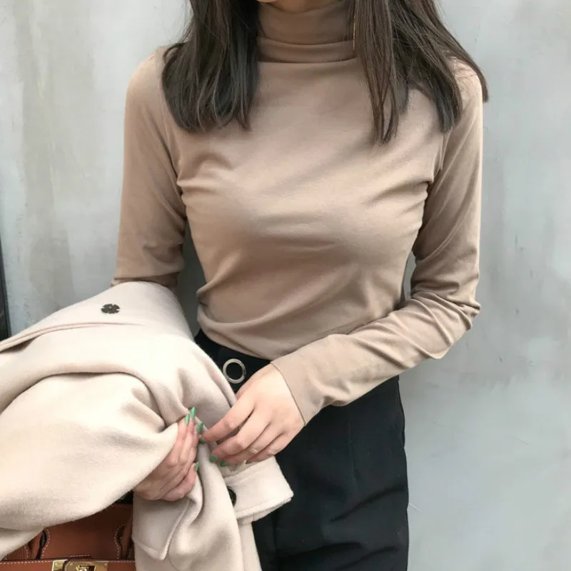 Женская приталенная блузка с длинным рукавом однотонная высоким воротником в
