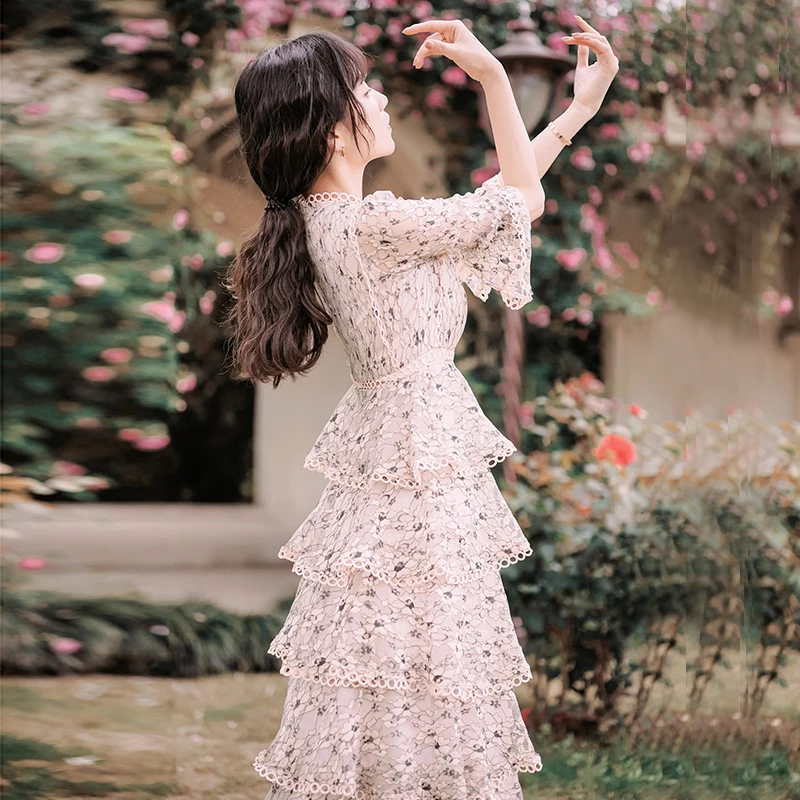 Женское длинное вечернее платье с каскадными оборками розовое кружевное