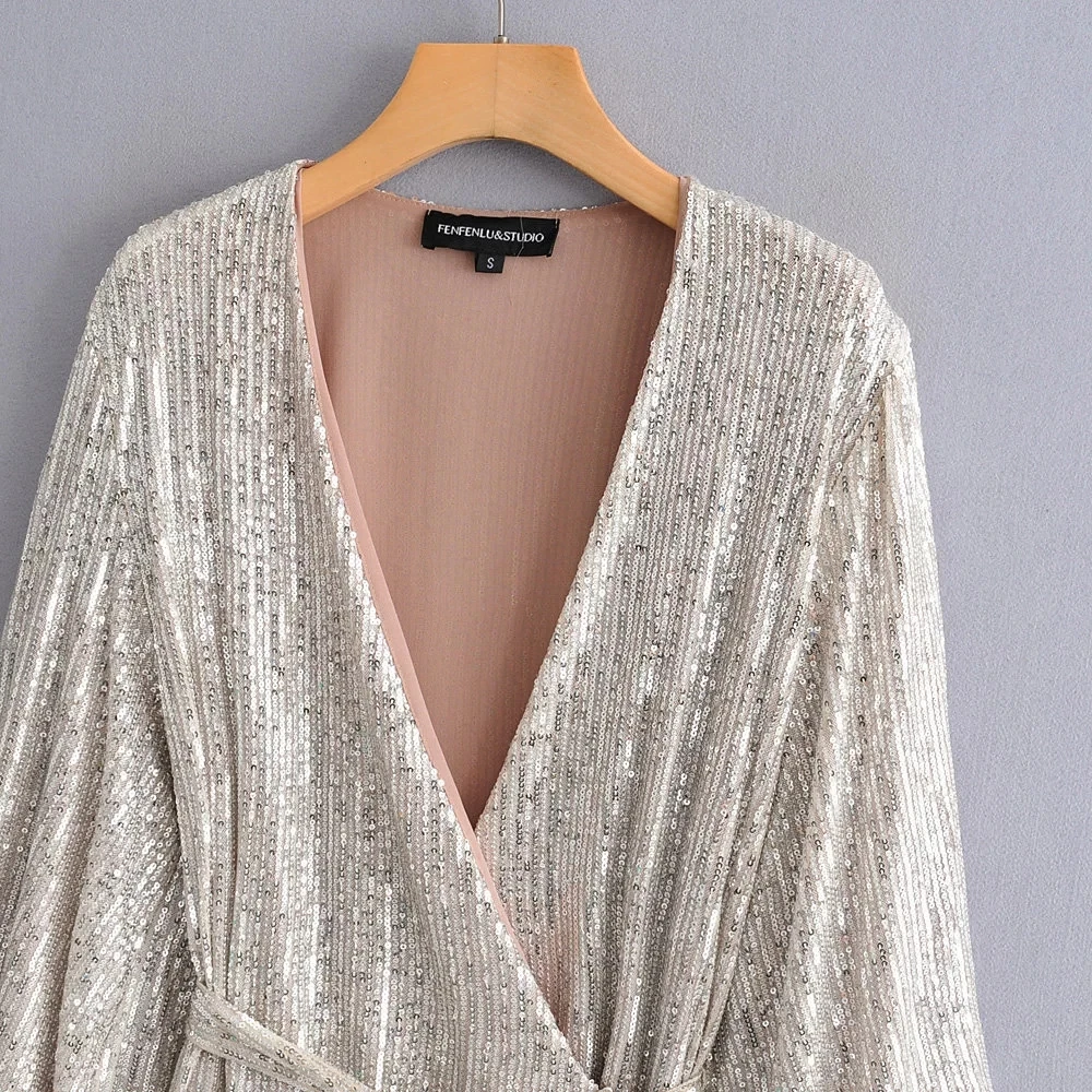 Соблазнительное серебристое платье с блестками и глубоким v-образным вырезом