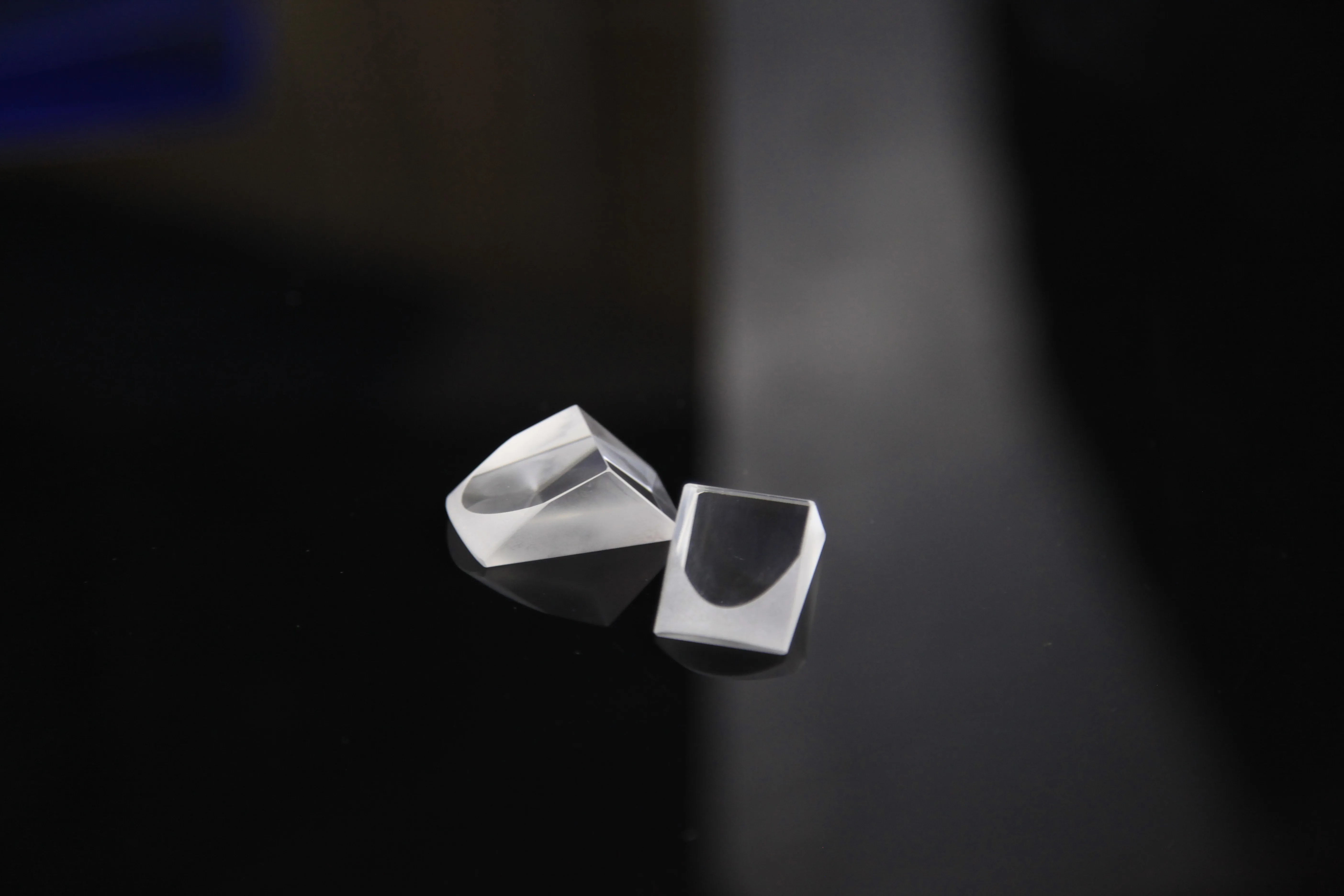 Оптовая продажа на заказ оптическое качество K9 стеклянная крыша Призма анти