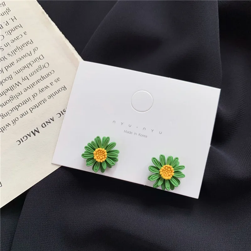 

Korean Style Cute Small Daisy Flower Stud Earrings For Women New Fashion Sweet Earrings Brincos Wholesale Jewelry Silver Post