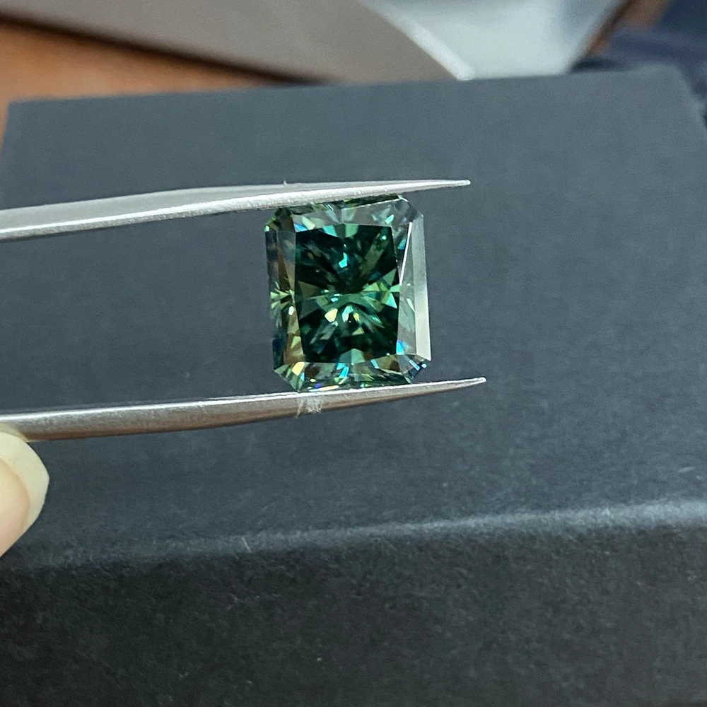 

Dark Green Lab Grown GRA Radiant Cut 9x7mm 2.1 Carat Moissanite Gemstone for Man Fashion Pendant Jewelry Making