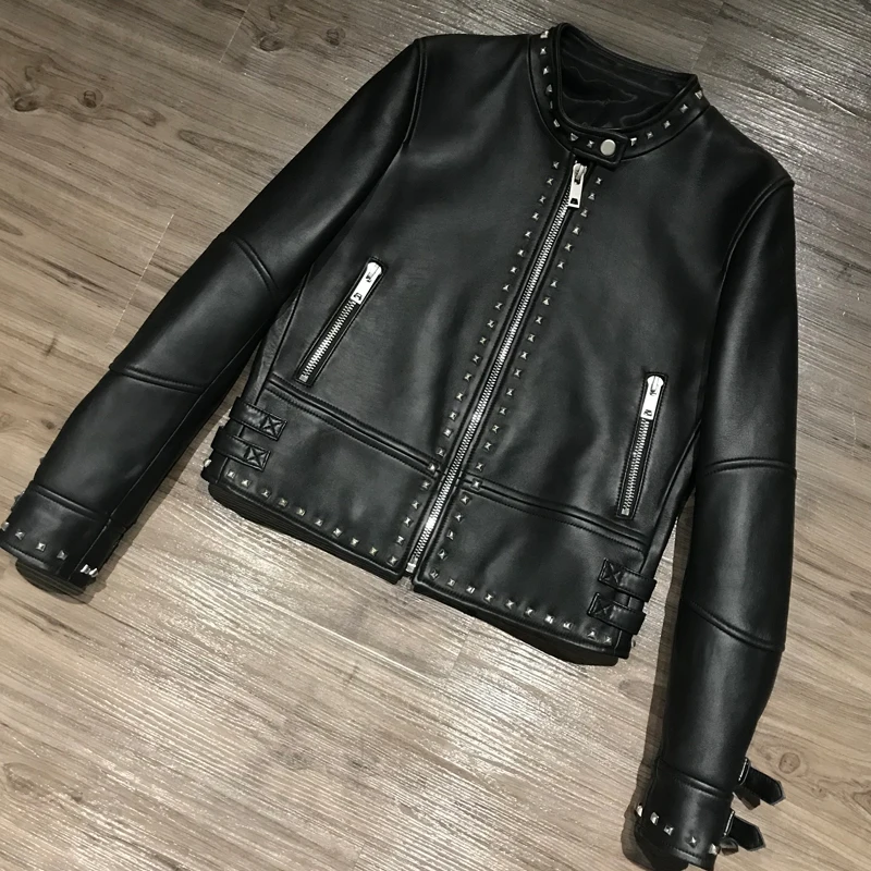 Кожаная куртка с заклепками | Женская одежда