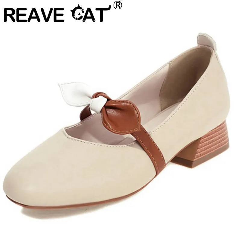 

Женские туфли на плоской подошве REAVE CAT, повседневные белые лоскутные туфли без застежек, с круглым носком и бантиком, большие размеры 32-46, A3796...