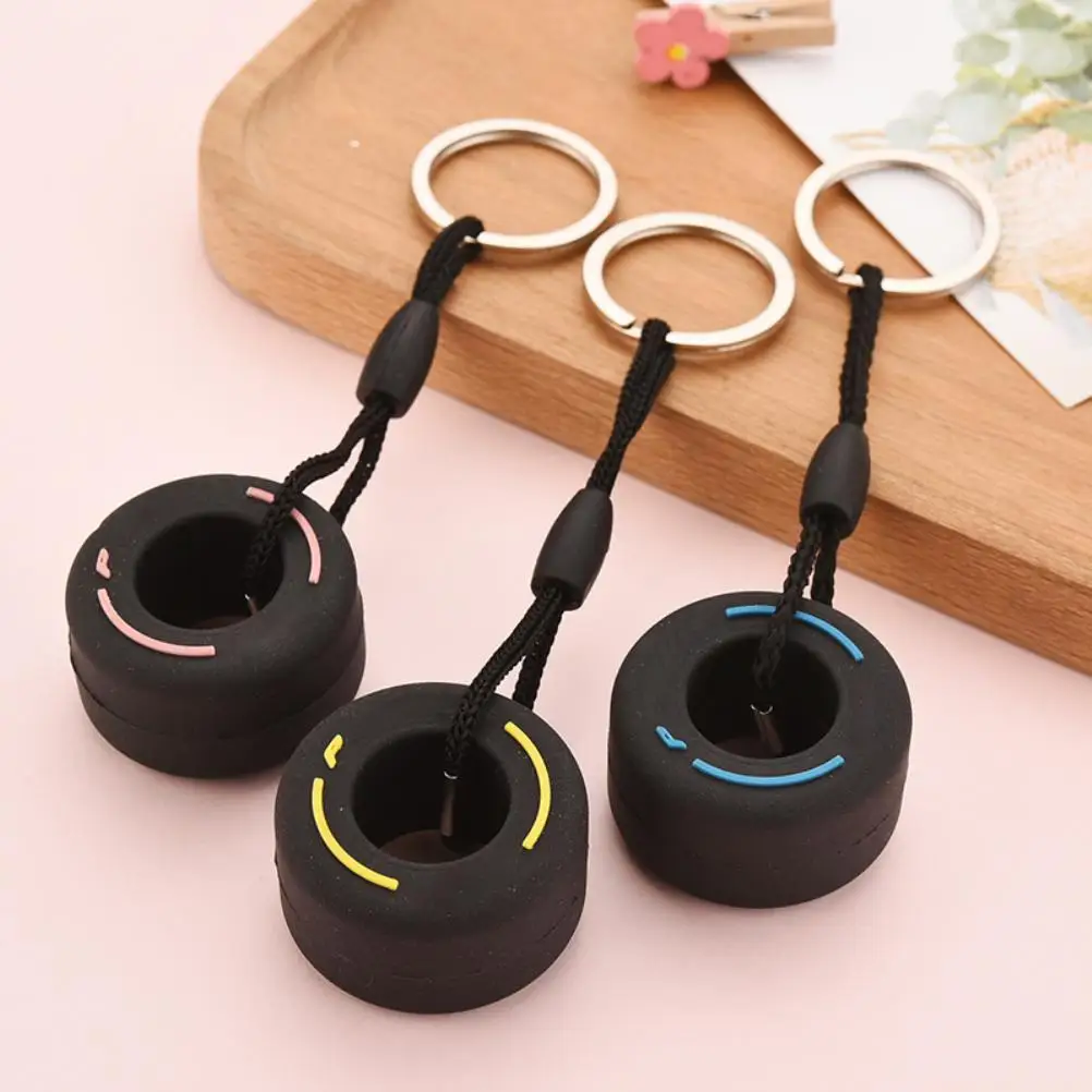 Искусственный брелок с шиной необычный для сумки автомобильный изысканный