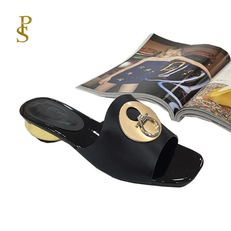 Женские шлепанцы на низком каблуке стильные с металлическими пуговицами для