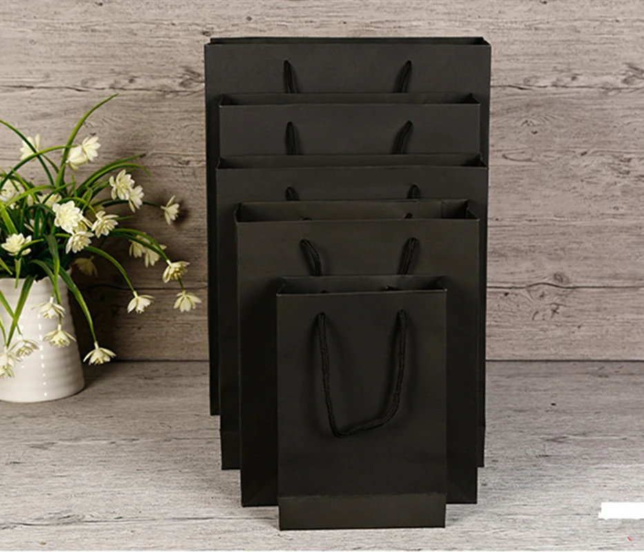 Подарочный пакет из черной бумаги с бесплатной печатью и монохромным логотипом