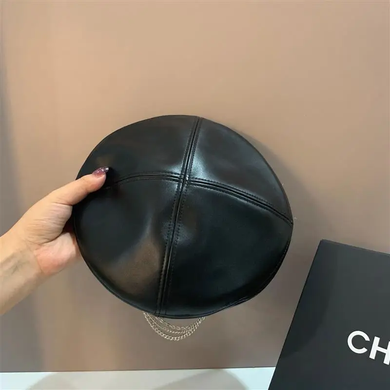 Кожаная беретка на цепочке модной горячей девушки художника, женский головной убор на все времена, дикий высокий тыквенный.