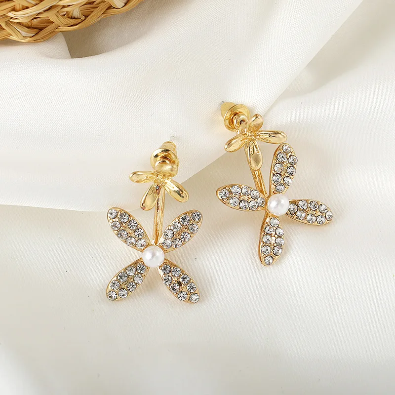 

Серьги-гвоздики из серебра 2021 пробы с цирконом