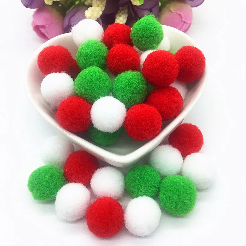 Помпоны из меха белые зеленые красные для поделок | Дом и сад