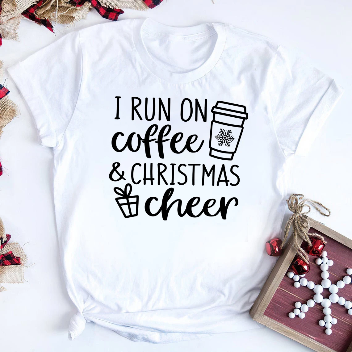 I Run on Coffee и Рождественская рубашка забавная футболка праздничная вечерние лка с
